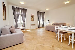 Three Golden Crowns Apartments