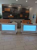 Holiday Inn Express & Suites Commerce by IHG