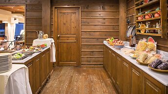 Country Club Hotel & Suites