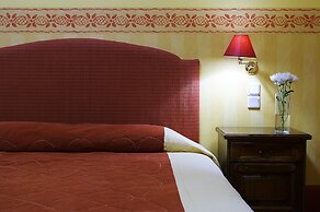 Country Club Hotel & Suites