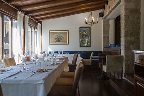 Country Club Hotel & Suites