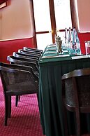 Country Club Hotel & Suites