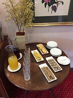 Country Club Hotel & Suites