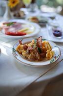 Country Club Hotel & Suites