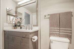 MARINA PRESIDENTIAL SUITE w AMAZING VIEWS & AMENITIES