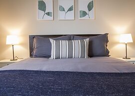 MARINA PRESIDENTIAL SUITE w AMAZING VIEWS & AMENITIES