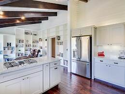 Chic Highlands Hideaway