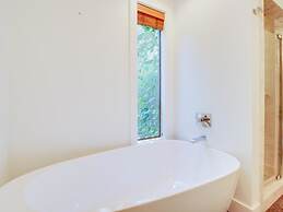 Chic Highlands Hideaway