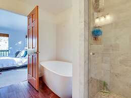 Chic Highlands Hideaway