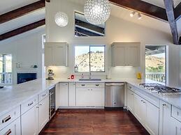 Chic Highlands Hideaway