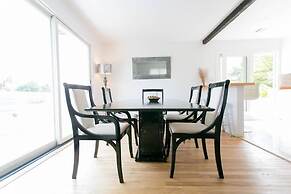 SH001 5 Bedroom Holiday home By Senstay