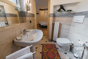 At Home Heart of Milan - Duomo Apartment