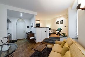 At Home Heart of Milan - Duomo Apartment