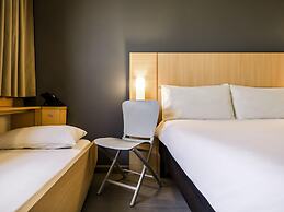 ibis Marilia