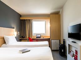 ibis Marilia