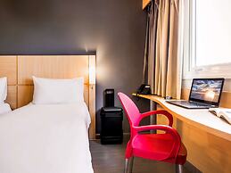 ibis Marilia