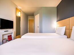 ibis Marilia