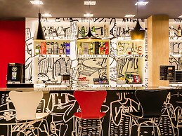 ibis Marilia