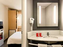 ibis Marilia