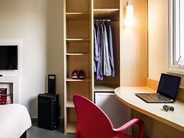 ibis Marilia