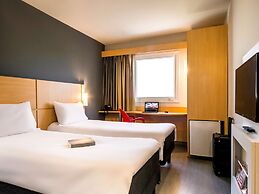 ibis Marilia