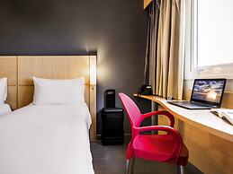 ibis Marilia