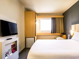 ibis Marilia
