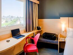 ibis Marilia