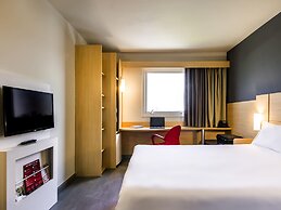 ibis Marilia