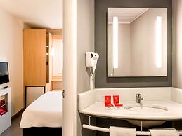 ibis Marilia