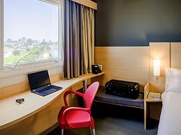 ibis Marilia