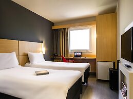 ibis Marilia