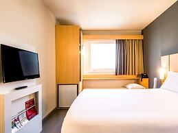 ibis Marilia