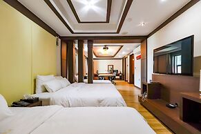 Charlot Castle Hotel