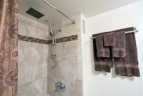 Waikiki Place - the Place to be in Waikiki