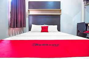 RedDoorz Plus near ISOLA UPI