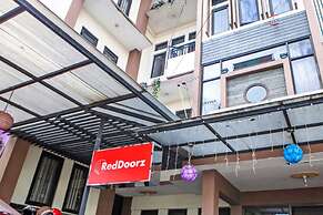 RedDoorz Plus near ISOLA UPI