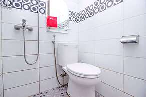 RedDoorz Plus near ISOLA UPI