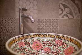 Vera Nidhra - Self check-in after 7pm