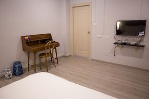 Vera Nidhra - Self check-in after 7pm