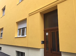 Toldi Apartments