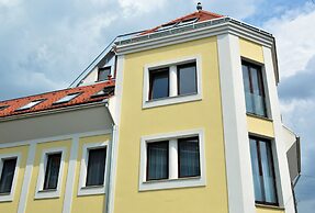 Toldi Apartments