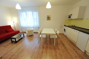 Toldi Apartments