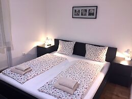 Toldi Apartments