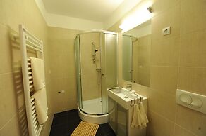 Toldi Apartments