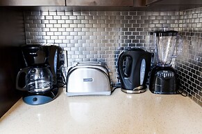 Heaven on Baltimore Downtown Fully Furnished Apartments