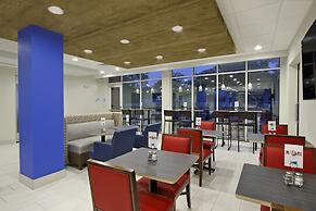 Holiday Inn Express & Suites Columbus North by IHG