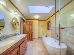 Island Oasis 6 Bedroom Holiday Home