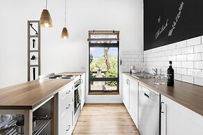 Karawatha Cottages B&B