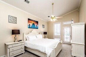 CORAL SHORES 5 Bedroom Holiday Home by Five Star Properties